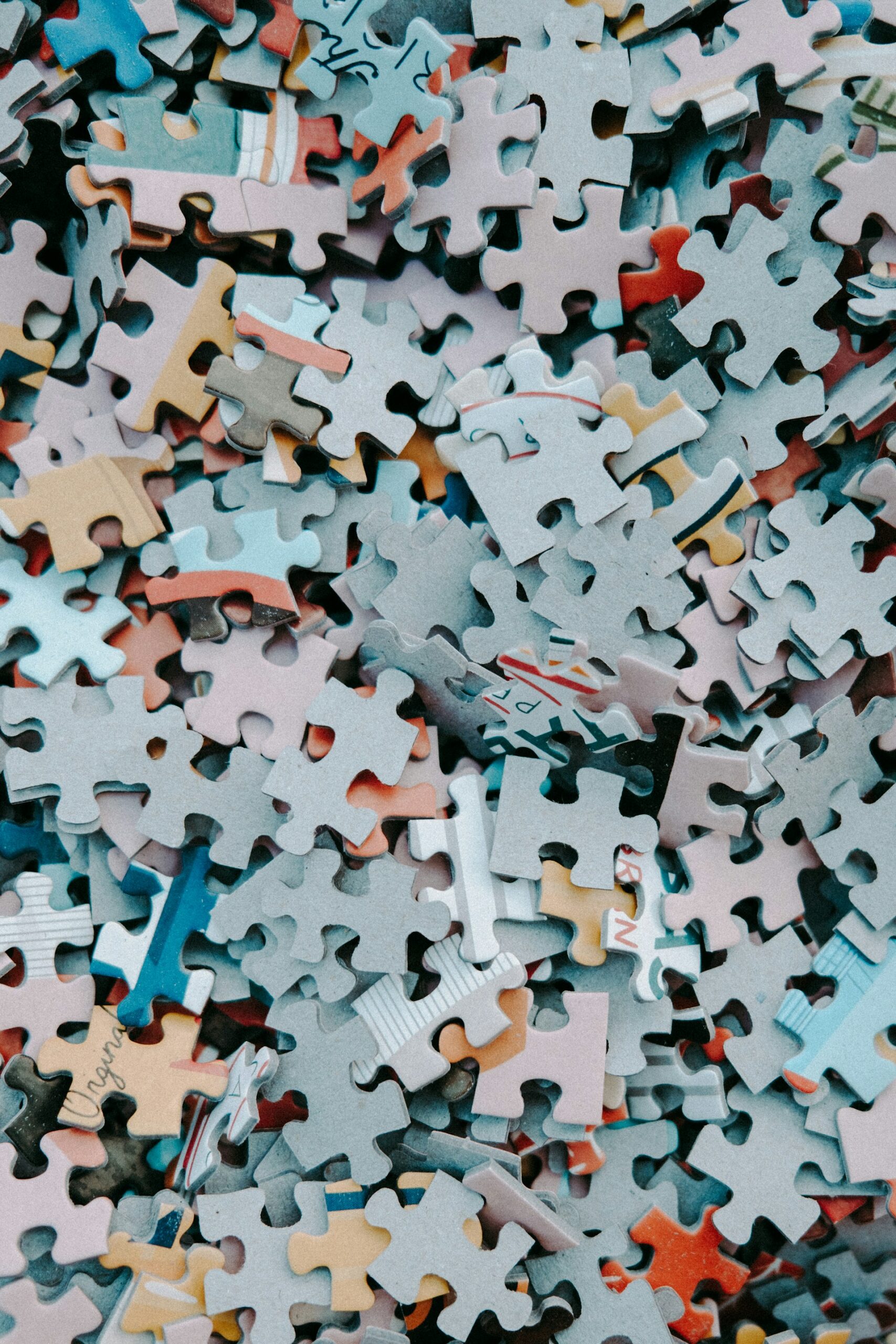 Mozaic de piese de puzzle variate, sugerând soluții personalizate oferite la cerere