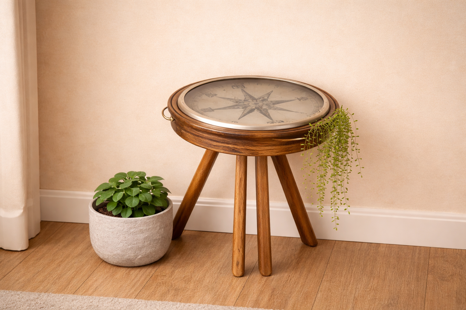 Busolă pe suport din lemn, sugerând sprijin pentru angajați în găsirea direcției de carieră