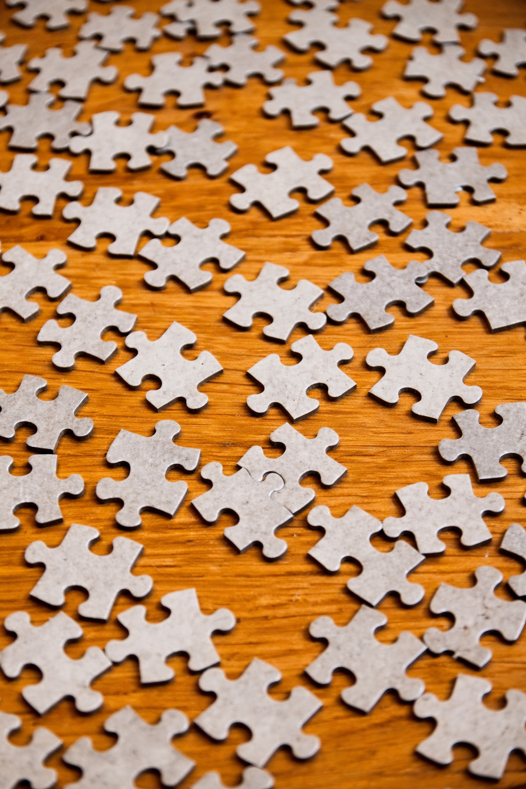 Piese de puzzle imprastiate,sugerand complexitatea proceselor de recrutare